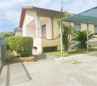 Villa a Massa, 4 locali, 1 bagno, giardino privato, arredato, 110 m²