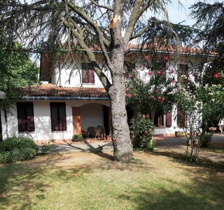 Villa a Novi di Modena, 8 locali, 4 bagni, giardino privato, arredato