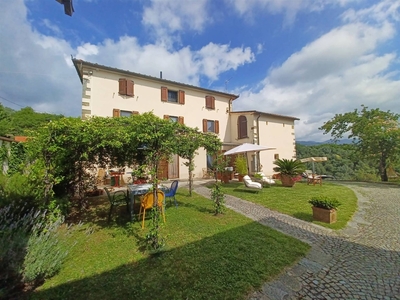 Villa a Pistoia, 10 locali, 4 bagni, giardino privato, 340 m²