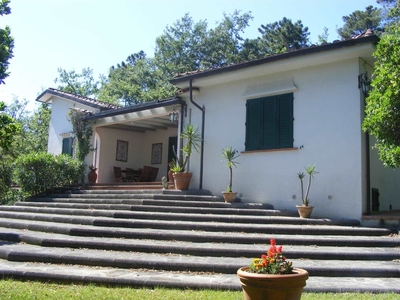 Villa a Pistoia, 8 locali, 3 bagni, giardino privato, 250 m²