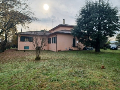 Villa a Pistoia, 8 locali, 3 bagni, giardino privato, 310 m²