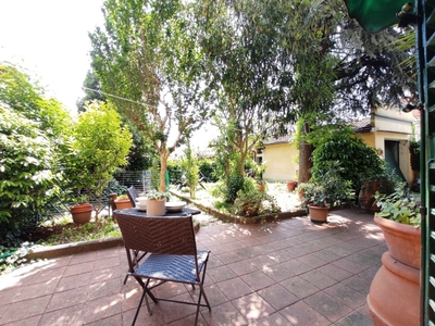 Villa a Pistoia, 8 locali, 3 bagni, giardino privato, con box, 225 m²