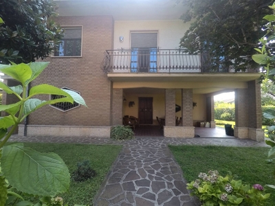 Villa a Porto Mantovano, 13 locali, 4 bagni, giardino privato, 345 m²