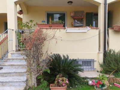 Villa a schiera a Carrara, 4 locali, 2 bagni, giardino privato, 80 m²