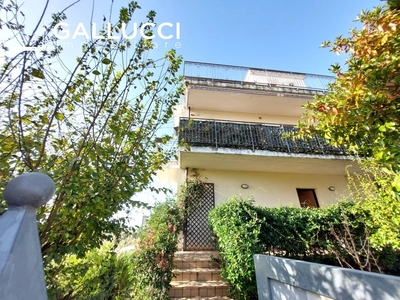 Villa a schiera in Via Colle Innamorati, Pescara, 6 locali, 2 bagni