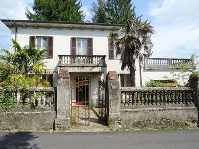 Villa in Frazione di Aulla, Aulla, 13 locali, 4 bagni, garage, 330 m²