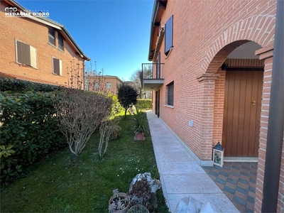 Villa in Strada Ponte Alto Nord, Modena, 12 locali, 4 bagni, garage