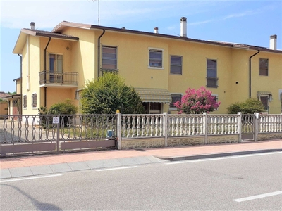 Villa in Via Magri 18, Mantova, 4 locali, 2 bagni, giardino privato