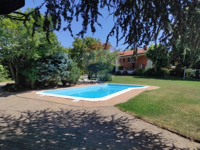 Villa in Via Poirino, Carmagnola, 10 locali, 4 bagni, giardino privato