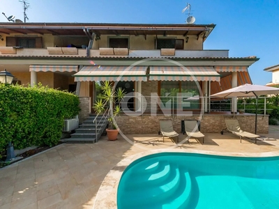 Villa in Via Tito Poggi 15, Roma, 5 locali, porta blindata in vendita