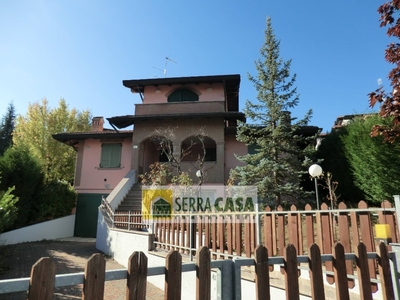 Villa singola in Via Serrapineta, Serramazzoni, 6 locali, 3 bagni