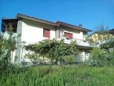 Villetta bifamiliare a Fivizzano, 8 locali, 2 bagni, giardino privato