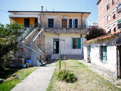 Villetta bifamiliare in Va maggiani, Carrara, 8 locali, 2 bagni
