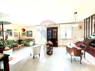 Appartamento a Sassari, 6 locali, 3 bagni, giardino in comune, 148 m²
