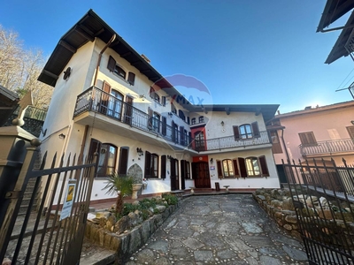 Casa indipendente in vendita a Cocquio Trevisago