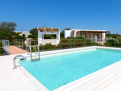 Moderna villa vista mare con splendida piscina