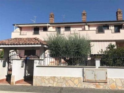 Villa a schiera in Via Monteprandone 54/d, Roma, 4 locali, 2 bagni