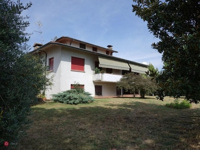 Villa in Vendita in Via Per Corte Giusti a Lucca