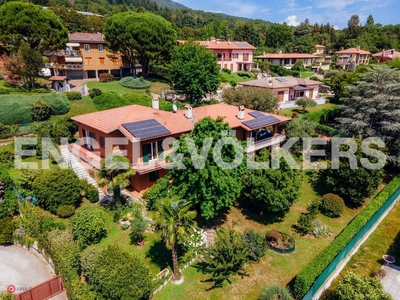 Villa in Vendita in Via Monviso a Barasso