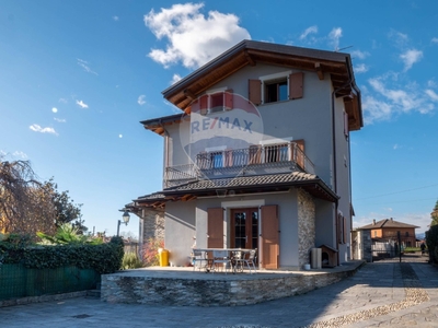 Villa in Via Duca degli Abruzzi, Varese, 8 locali, 5 bagni, con box