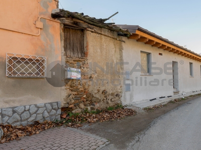 Rustico in pietra da ristrutturare in vendita a Bricherasio