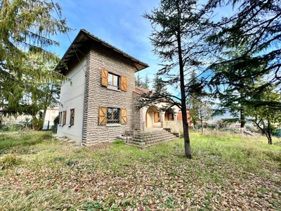 villa indipendente in vendita a Fabriano