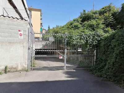 In posizione comodissima, ( zona palazzo di vetro di Via Garibaldi) proponiamo n. 2 box auto singol