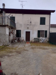 CASA LIBERA TRE LATI CON CORTILE E PORTICO