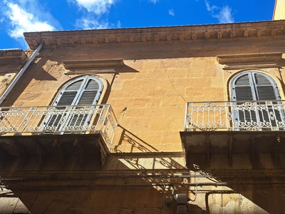 Palazzo a Aragona