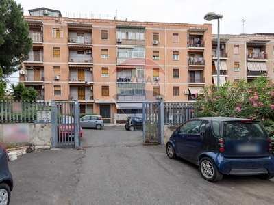 Quadrilocale in Vendita a Catania, zona Viale Rapisardi, 129'000€, 120 m²