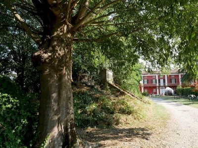 Spendida casa bifamiliare con parco di 2000 mq a pochi minuti da Tortona