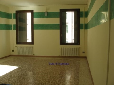 Ufficio in Affitto a Treviso, zona Centro storico, 950€, 80 m²