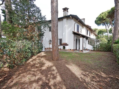 Villa a schiera in Via Cosme Tura 41 in zona Lido di Spina a Comacchio