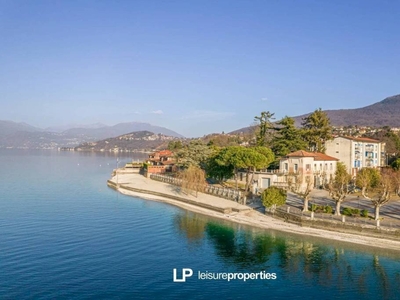 Villa d'epoca fronte lago a Porto Valtravaglia