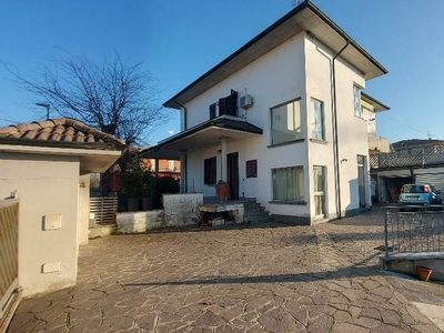 Villa in Via Trucchi in zona Gariga a Podenzano