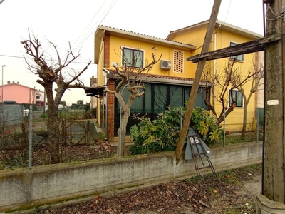 villa indipendente in vendita a Correzzola