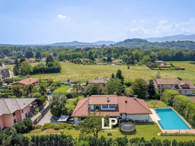 Villa Ispra con splendido giardino e piscina