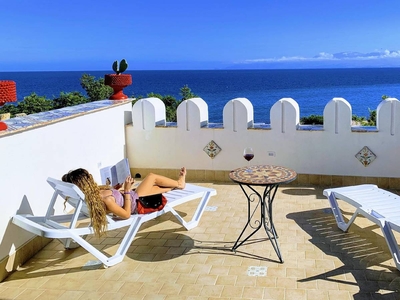 Appartamento con terrazza a bordo piscina a 2 km dalla spiaggia di Le Piscine