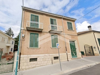 Appartamento in Via Trento, Campobasso, 20 locali, 4 bagni, con box
