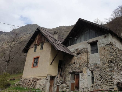 Baita la Traversa- Tipica baita alpina ristrutturata con cortile e patio esterno