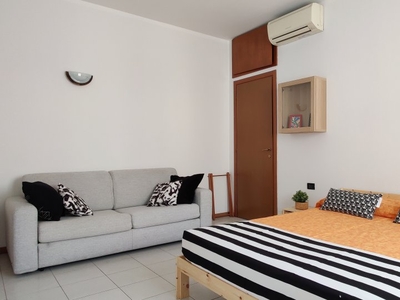 Camere e posti letto in affitto in appartamento con 3 camere da letto a Milano