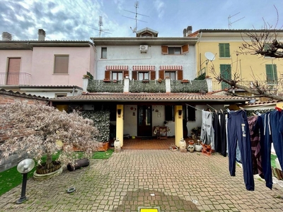 Casa indipendente a Castellazzo Bormida, 8 locali, 3 bagni, con box