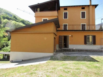 Casa indipendente in Via Vittorio Veneto, Sant'Omobono Terme, 9 locali