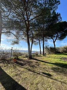 Casa semindipendente ad Arezzo, 7 locali, 3 bagni, giardino privato