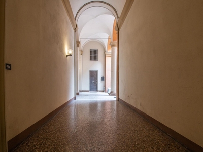 Quadrilocale a Bologna, 1 bagno, 110 m², multilivello, buono stato
