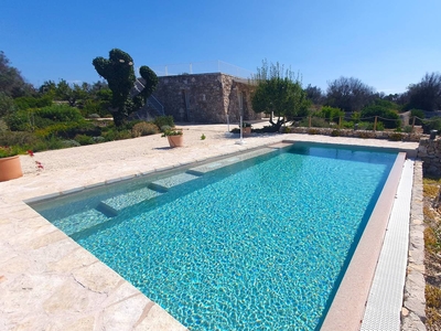 Moderna villa in pietra con piscina e vista mare