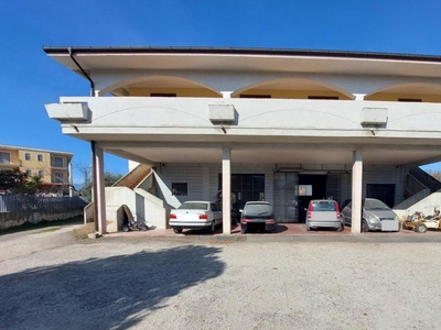 spazio commerciale in affitto a Mosciano Sant'Angelo