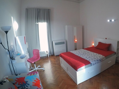 Stanza in affitto in appartamento con 5 camere da letto a Firenze