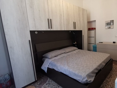Stanze in affitto in un appartamento con 4 camere da letto a Genova
