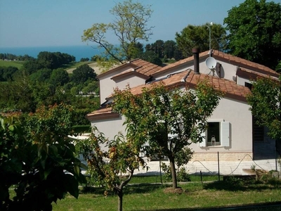 Villa ad Ancona, 16 locali, 4 bagni, giardino privato, posto auto